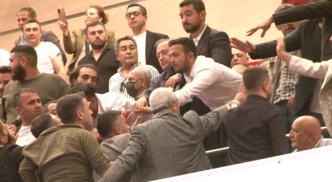 CHP İstanbul İl Kongresi'nde arbede çıktı