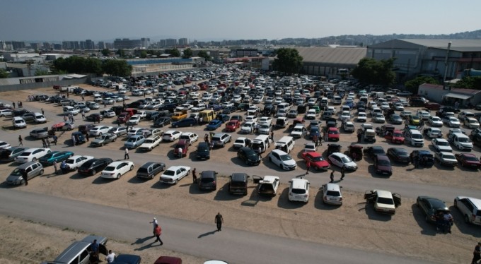 Bursa'da ikinci el oto pazarında sinek avladılar!