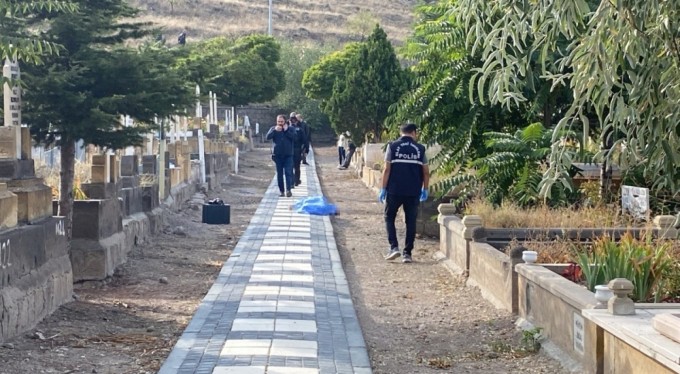 Mezarlıkta kalbinden bıçaklanmış erkek cesedi bulundu
