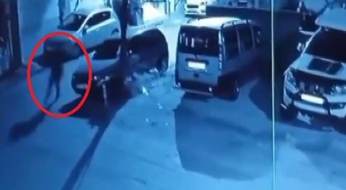 Bursa'da evin önünde araç lastiğini ateşe verdi! Arkasına bakmadan kaçtı