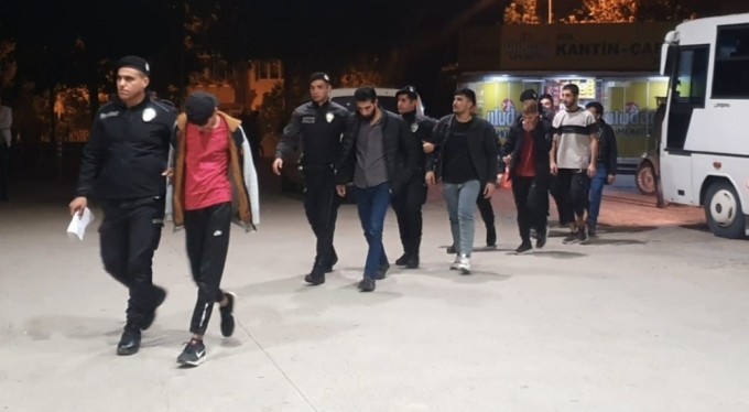 Bursa'da şafak operasyonunda 50 kaçak göçmen yakalandı!