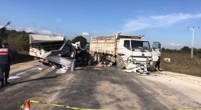 Bursa'da Süt toplama aracı kamyonla çarpıştı! 1 ölü, 5 yaralı