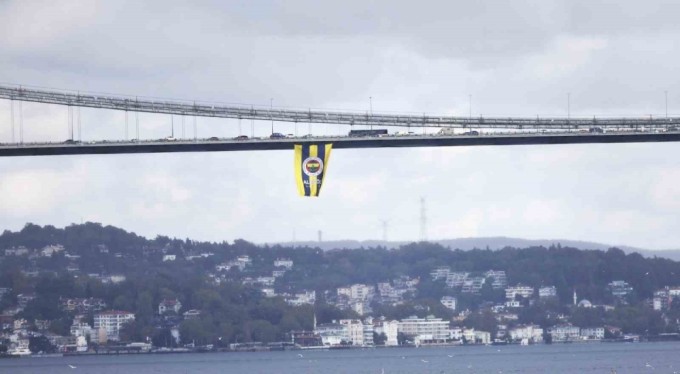 Köprülere dev Fenerbahçe bayrakları asıldı