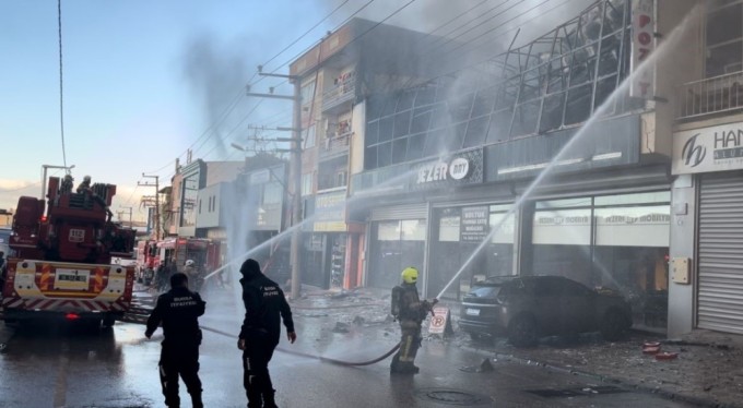 Mobilya imalathanesindeki yangın söndürüldü: Çevre evler zarar gördü