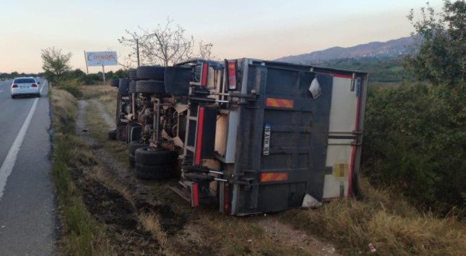 Devrilen kamyon şarampole yuvarlanmaktan son anda kurtuldu