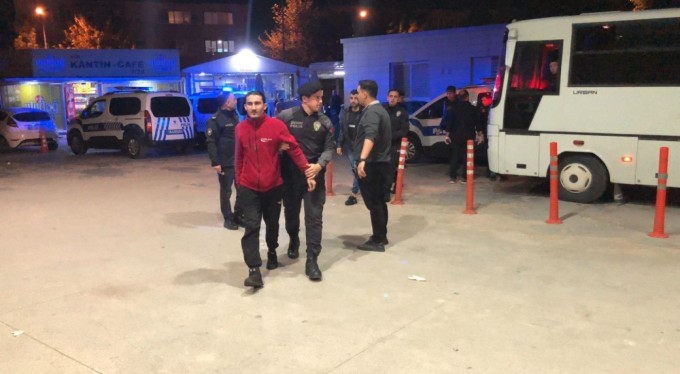 Bursa'da bir adrese yapılan operasyonda 31 kaçak göçmen yakalandı