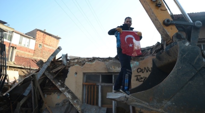 Yıkımdaki bayrak hassasiyeti duygulandırdı