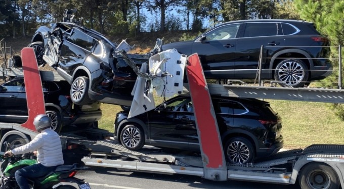 Sıfır TOGG taşıyan tır, üst geçide vurunca araçlar hasar aldı