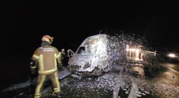 Motor kısmından çıkan yangın kargo aracını kullanılamaz hale getirdi