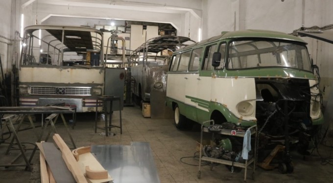 Sanayi sitesi içerisindeki müze...90 yıllık klasik otobüsleri restore ediyorlar