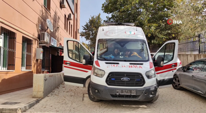 Bursa'da şizofren hastası ailesini ve sağlık ekiplerini rehin aldı! 3 yaralı