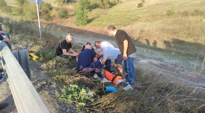 Motosiklet bariyerlere çarptı: 2 ağır yaralı