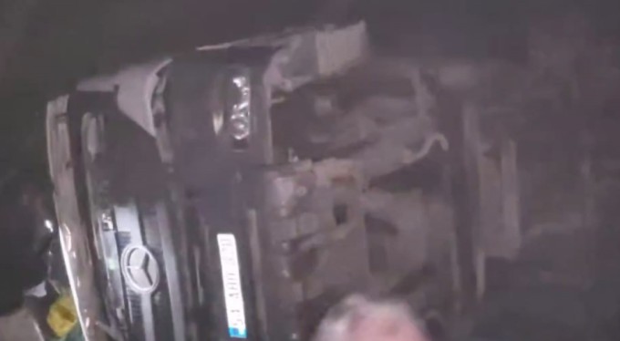 Beton mikseri devrildi, yaralıyı hayvanseverler kurtardı