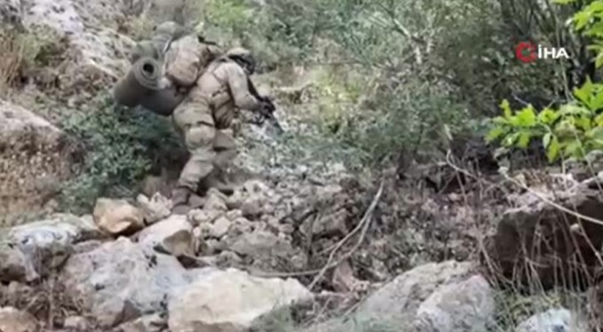 Mehmetçik en zorlu arazilerde teröristlerin inlerine girmeye devam ediyor