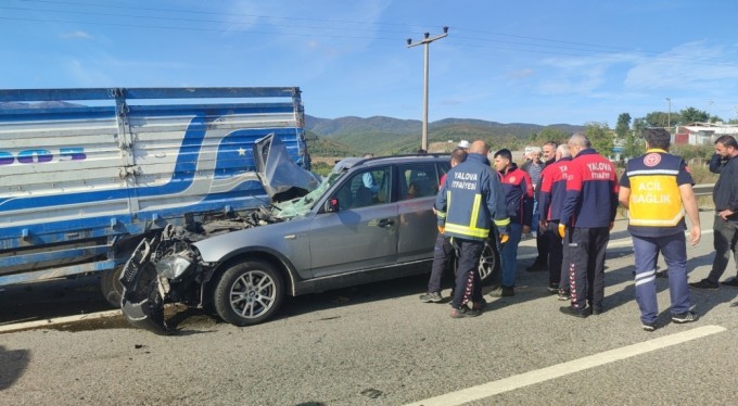 Lüks araç emniyet şeridindeki kamyonete çarptı: 2 yaralı