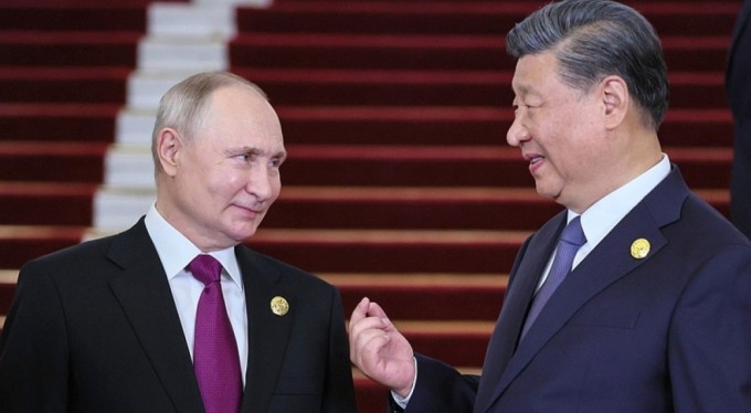 Çin Devlet Başkanı Xi, Rusya Devlet Başkanı Putin'i kapıda karşıladı