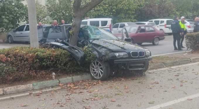 Bursa'da kontrolden çıkan otomobil refüjdeki ağaca çarptı: 2 yaralı