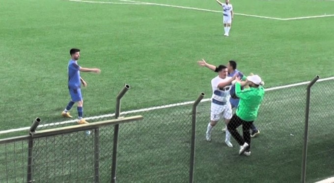 Topu antrenörün yüzüne attı, ortalık karıştı