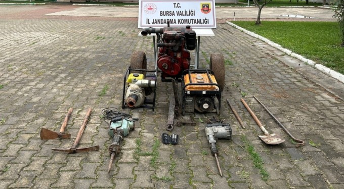 Bursa'da kaçak kazı yapan şüpheliler jandarma tarafından yakalandı