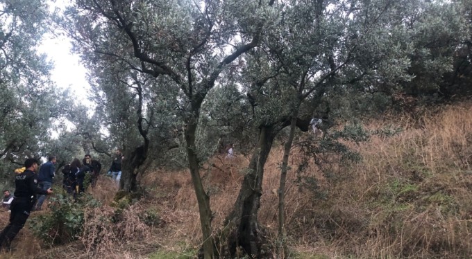 Zeytin ağacına asılı bulunan kadın çocuklarını sevgilisine emanet etmiş