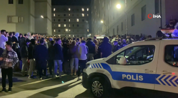 Bursa' da yurtta yemeklerin kötü çıktığını iddia eden öğrenciler eylem yaptı!