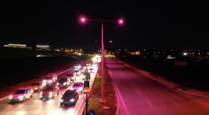 Bursa'da sokak lambaları pembe yandı