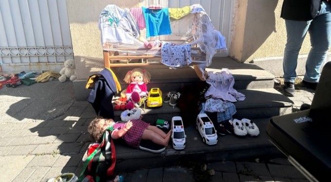 İsrail Büyükelçiliği önüne çocuk oyuncakları bırakıldı