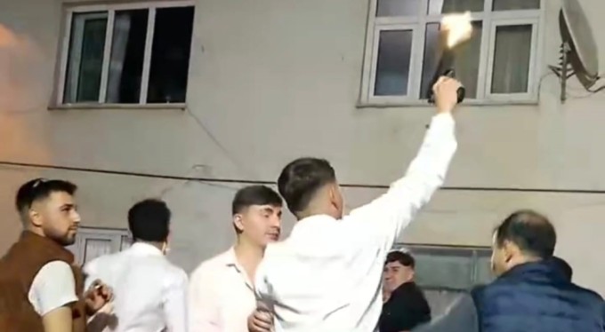 Bursa'da sokak düğününde havaya ateş açan magandalar kameralara yansıdı!