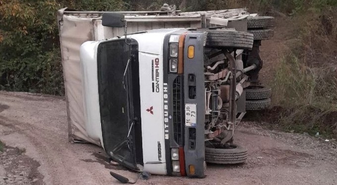 Kereste yüklü kamyon devrildi
