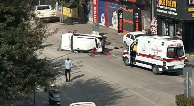 Bursa'da park halindeki otomobile çarptı: 2 yaralı