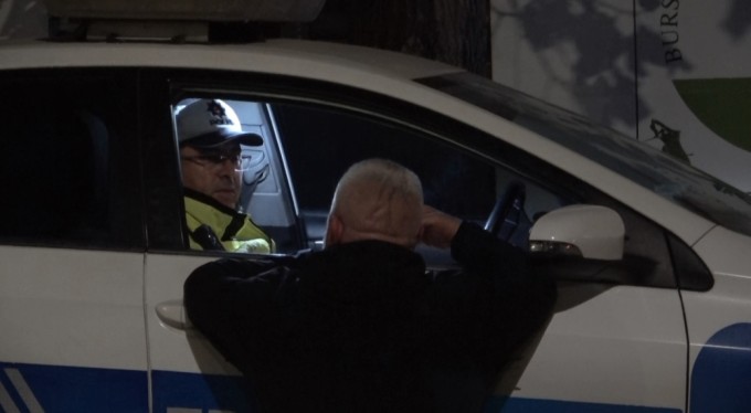 Bursa'da alkollü sürücülerin bahanesi bitmedi! 21 bin lira ceza yedi, gazeteciden borç istedi