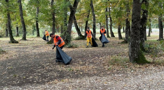 Bursa'da piknikçilerin bıraktığı çöpleri topladılar