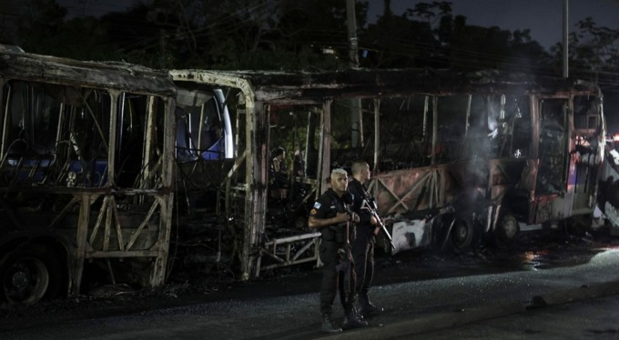 Brezilya'daki liderleri öldürülen çete 40'dan fazla aracı ateşe verdi