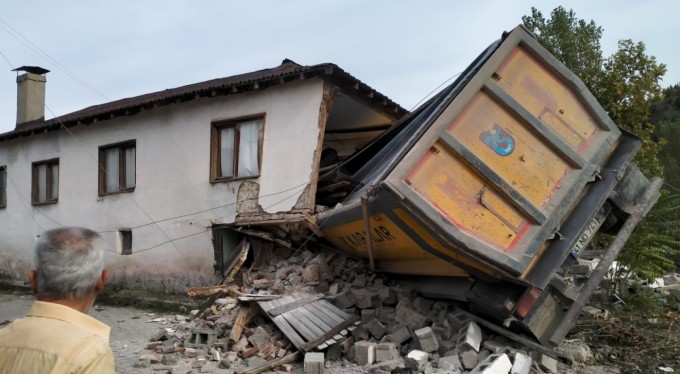 Bursa'da kontrolden çıkan kamyon eve daldı