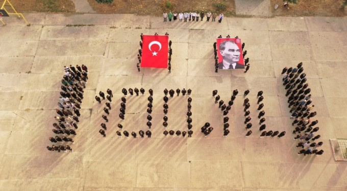 Bursa'da 230 öğrenciden 100. Yıl koreografisi