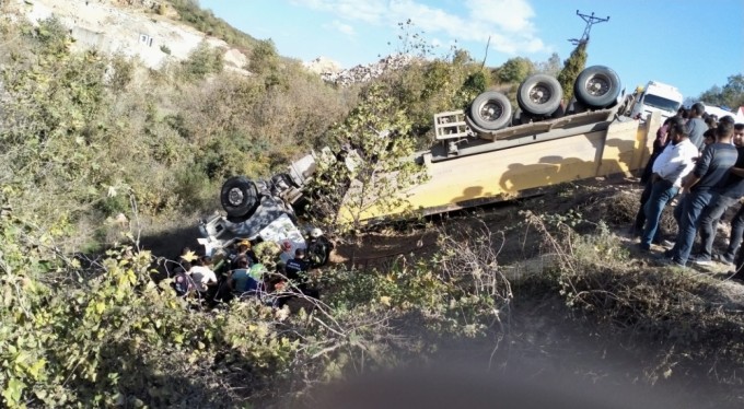Kontrolden çıkan kamyon dere yatağına uçtu, kamyon sürücüsü araçta sıkıştı