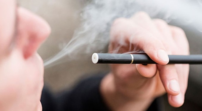 E-sigara çılgınlığına dikkat: "Zararsız sanılıyor, pıhtılaşma sorunlarını artırıyor"
