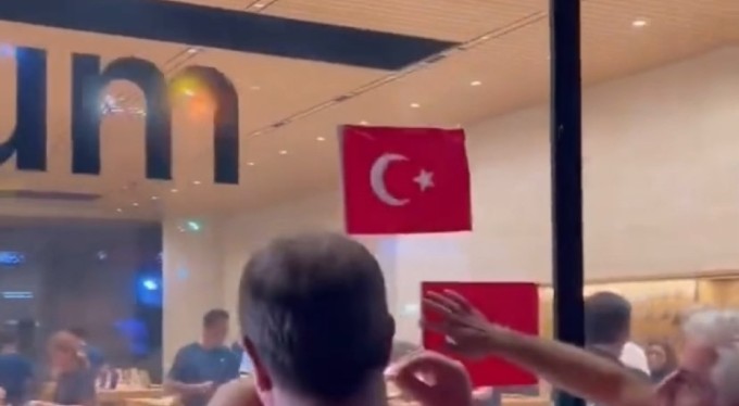 Apple mağazası Türk bayrağı asmayınca vatandaşlar astı