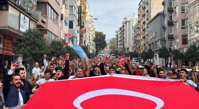 Bursa'da Çarşamba Mahallesi kırmızı beyaza büründü