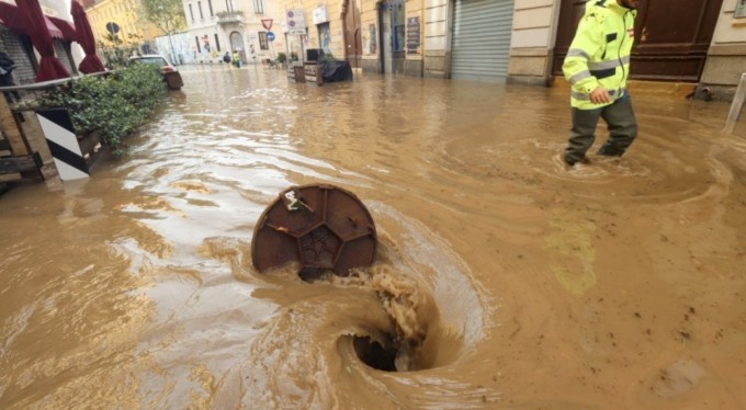 Milano'da sokaklar göle döndü, metro istasyonu sular altında kaldı