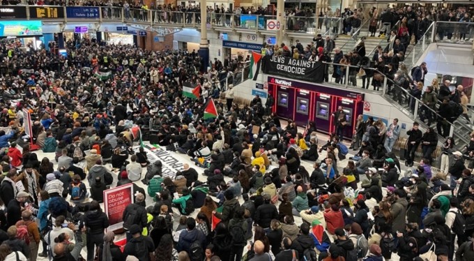 Londra'da tren istasyonunda Gazze'de ateşkes için oturma eylemi
