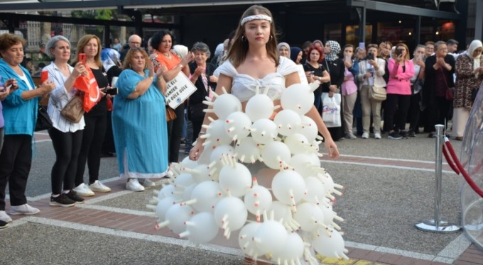 Bursa'da meme kanserine dikkat çekmek için 'kanserojen' kostümlü defile