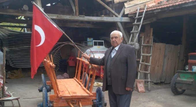 Kurtuluş Savaşı'nda mühimmat taşınan arabanın aynısını elleriyle yaptı