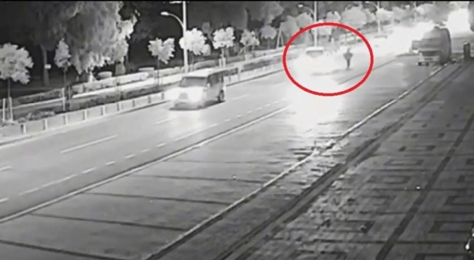 Bursa'da ters şeritte ilerleyen motosiklet kamyonete çarptı!