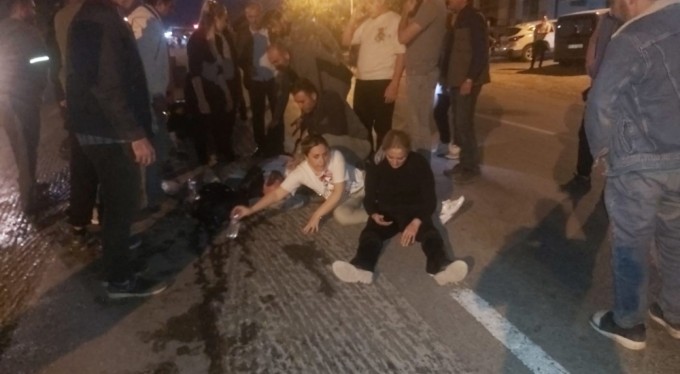 Motosiklet traktöre çarptı: 2 yaralı