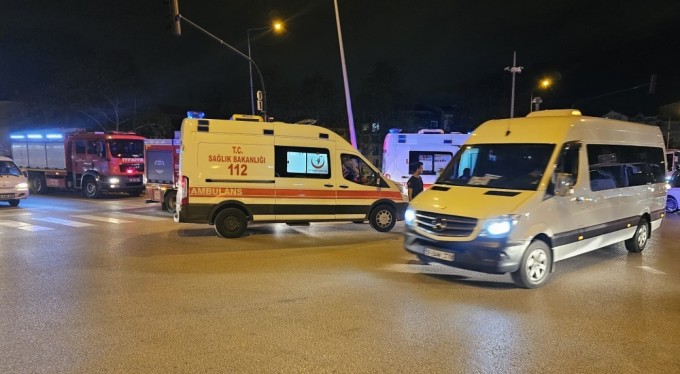 Bursa'da kırmızı ışıkta geçen otomobil ticari taksiye çarptı!
