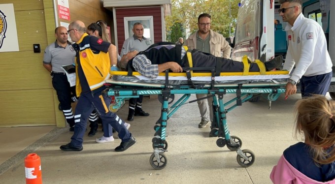 Traktör park halindeki araca çarparak devrildi: 1 yaralı