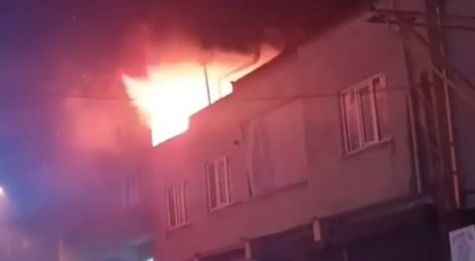 Bursa'da bir evin çatısı alev alev yandı!