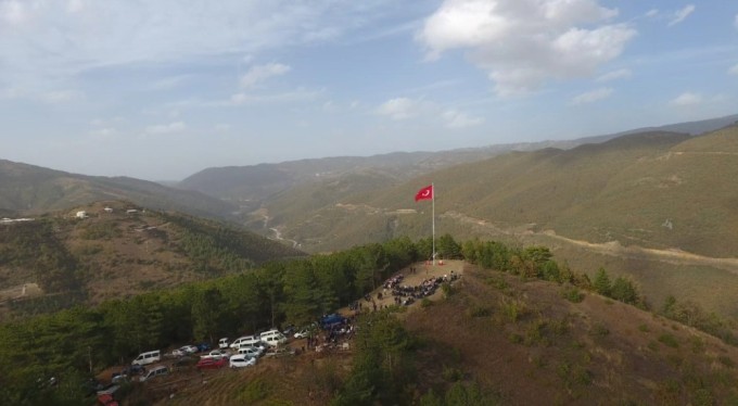 Bursa'da köylüler aralarında para topladı, 100. yıla özel 23 metre uzunluğunda bayrak dikti