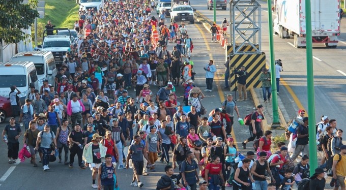 Meksika'dan yola çıkan binlerce göçmen ABD sınırına gidiyor